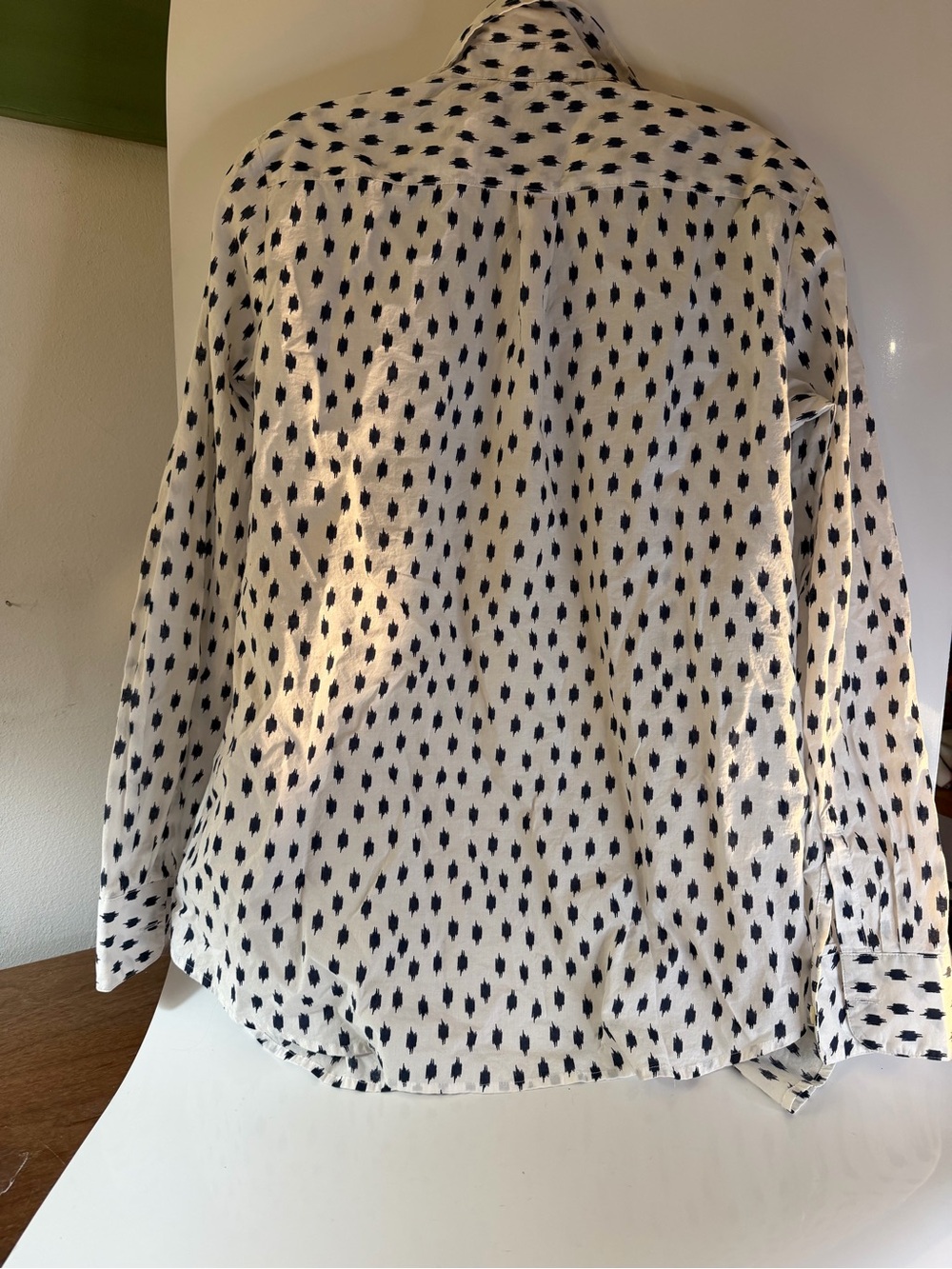 Banana Republic M White Button-Up Shirt with Navy Ikat Brushprint 100% cotton - Picture 9 of 13